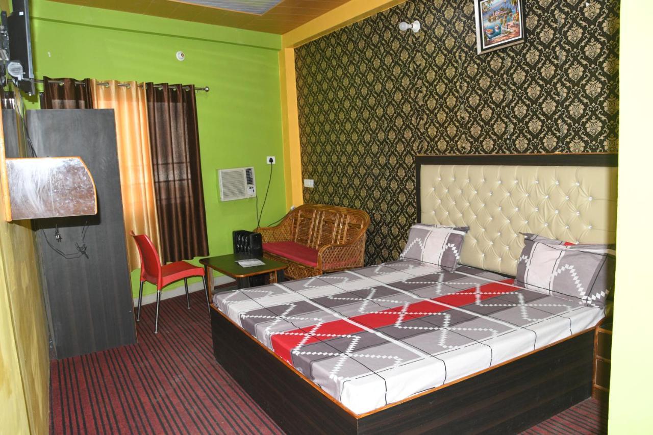 Hotel Mountain View And Rooftop Restaurant Pithorāgarh Eksteriør billede